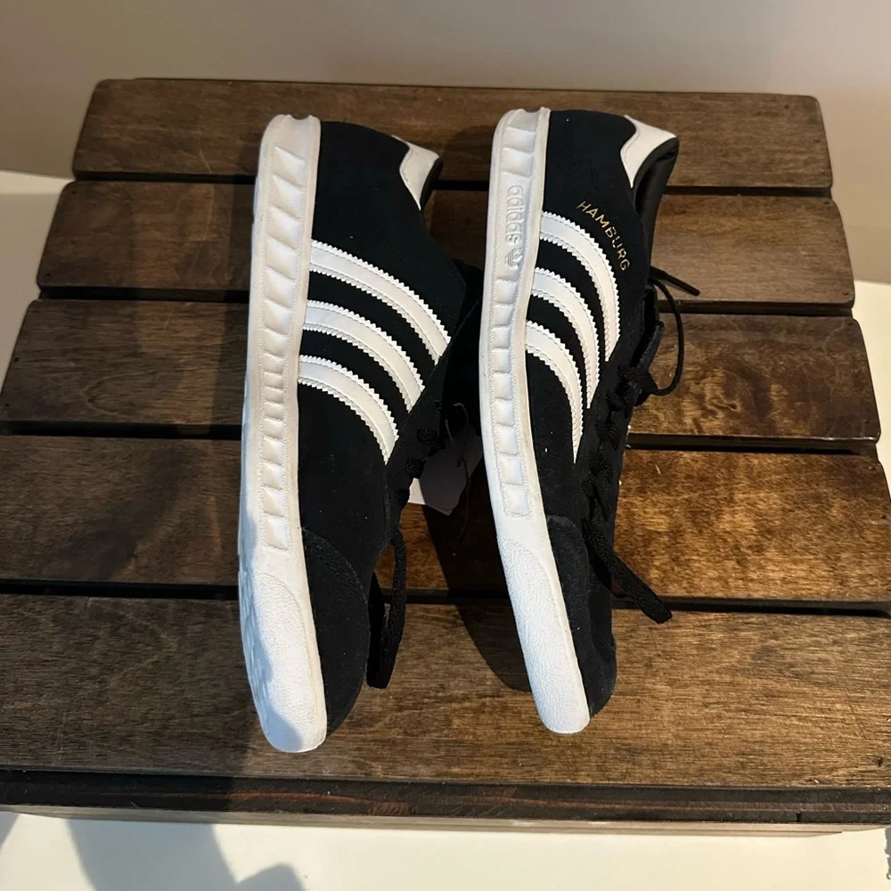 ADIDAS Hamburg Unisex Women's size 8 1/2 & Men's size 6 1/2 Black & White NEW🖤🤍👟